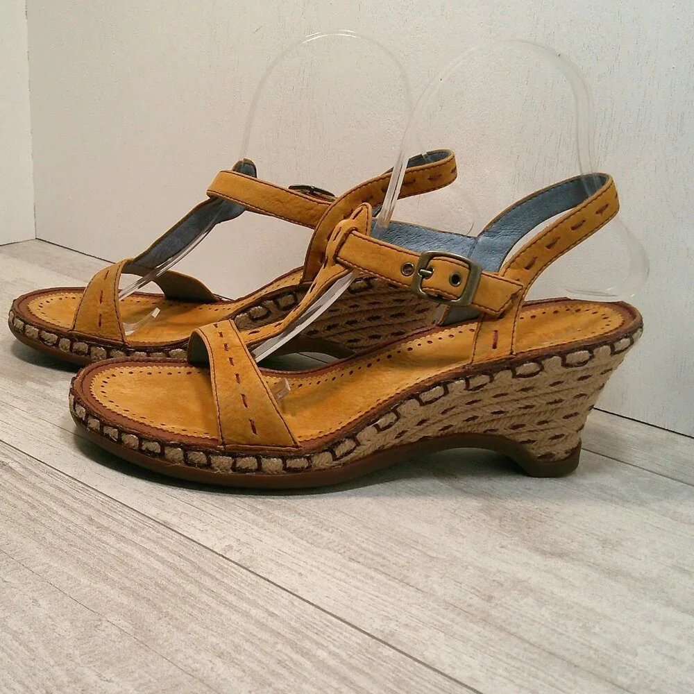 Vintage Indigo by Clarks Cottagecore Yellow Leather Wedge T strap Sandals SZ 9